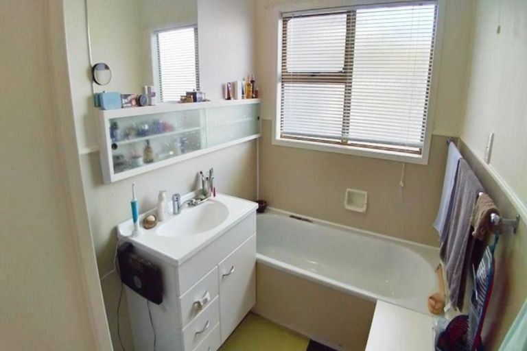 Photo of property in 2/3 Rahopara Street, Castor Bay, Auckland, 0620