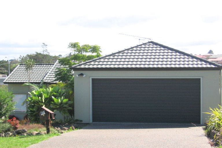 Photo of property in 2 Sunvista Avenue, Oteha, Auckland, 0632