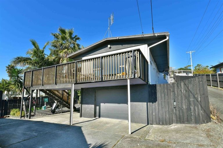 Photo of property in 43 Pohutukawa Avenue, Red Beach, 0932