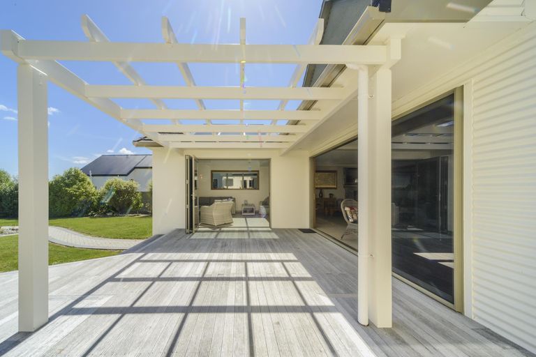 Photo of property in 27 The Strand, Fitzherbert, Palmerston North, 4410