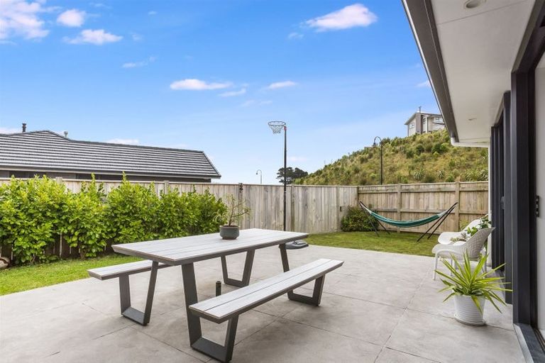 Photo of property in 25 Queen Charlotte Drive, Aotea, Porirua, 5024