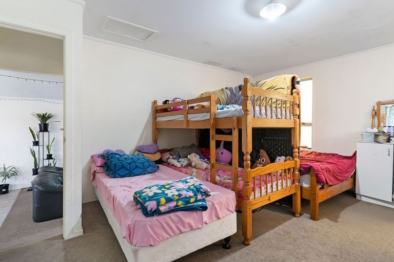 Photo of property in 1 Riverpark Crescent, Henderson, Auckland, 0610