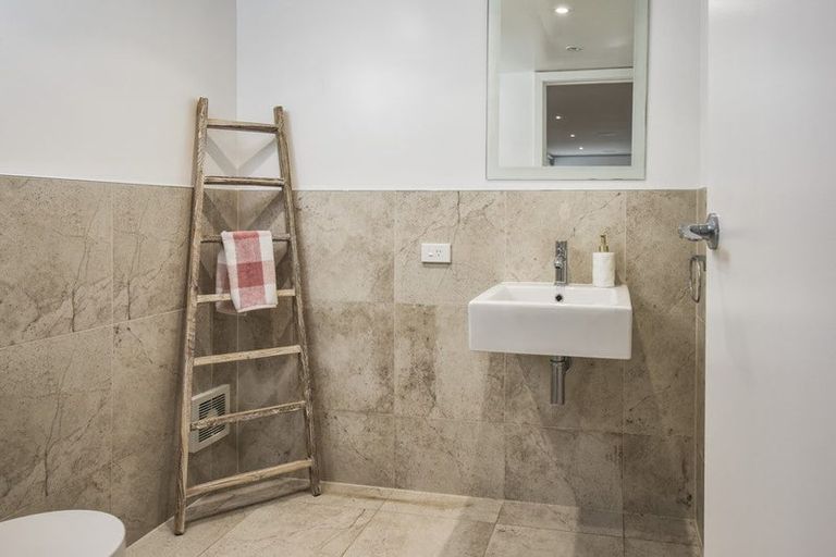 Photo of property in 2/24 Colonial Road, Birkenhead, Auckland, 0626