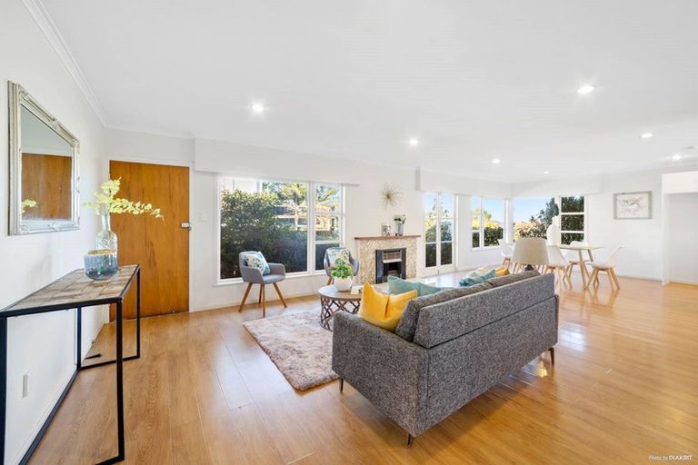 Photo of property in 10 Edgeworth Road, Glenfield, Auckland, 0629