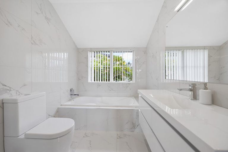 Photo of property in 8b Lupetti Rise, West Harbour, Auckland, 0618