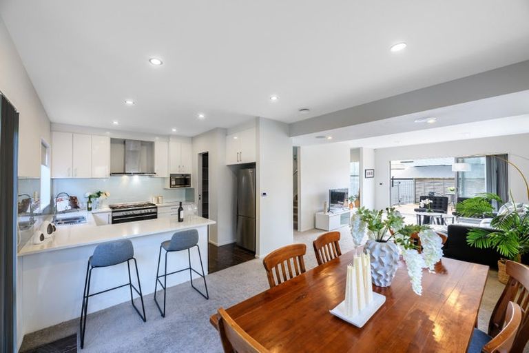 Photo of property in 12 Midhurst Avenue, Henderson, Auckland, 0612