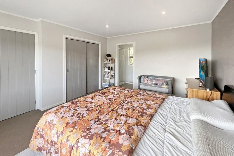 Photo of property in 87 Taylor Terrace, Tawa, Wellington, 5028