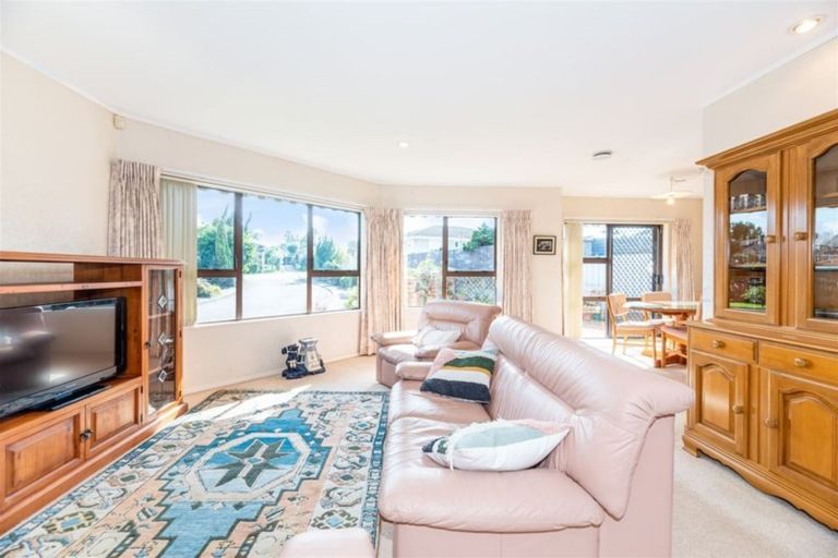 Photo of property in 2 Bosnyak Drive, Te Atatu South, Auckland, 0610