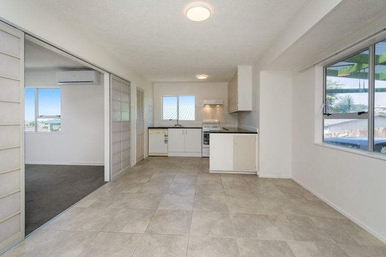 Photo of property in 33 Athena Drive, Totara Vale, Auckland, 0629