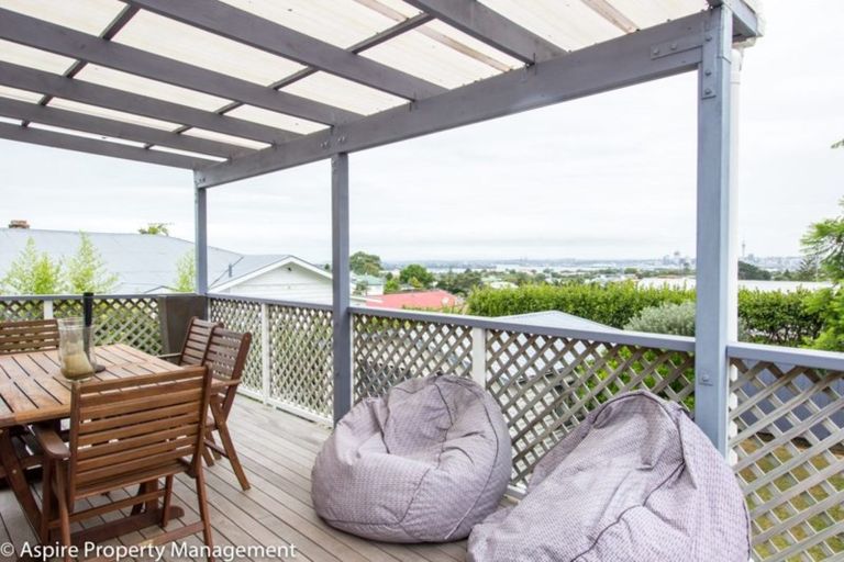 Photo of property in 21 Pupuke Road, Birkenhead, Auckland, 0627