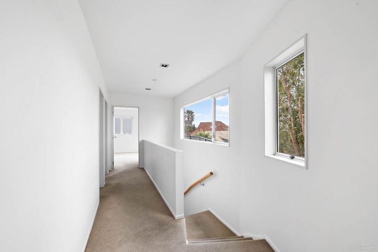 Photo of property in 1a Highgrove Lane, Totara Vale, Auckland, 0632