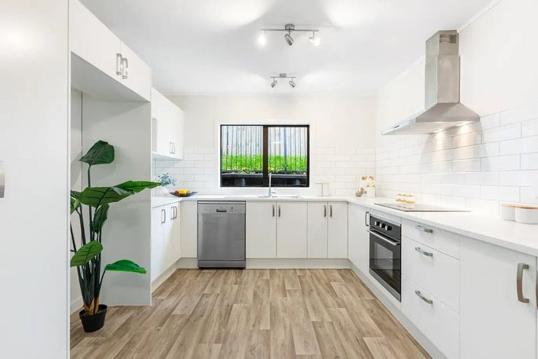 Photo of property in 5/8 Eulogy Place, Randwick Park, Auckland, 2105