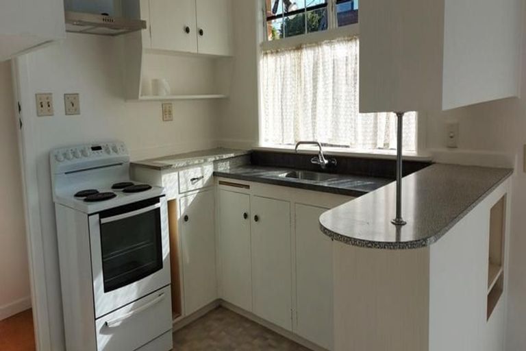 Photo of property in 72 Tiroroa Avenue, Te Atatu South, Auckland, 0610