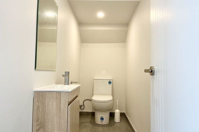 Photo of property in 1/98 Lincoln Park Avenue, Massey, Auckland, 0614