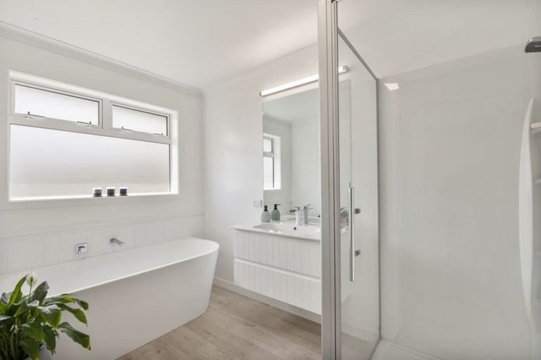 Photo of property in 10 Karaka Place, Kinloch, Taupo, 3377