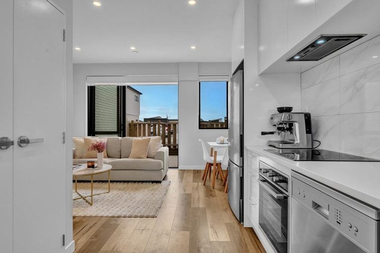 Photo of property in 5/86 Fred Taylor Drive, Westgate, Auckland, 0814