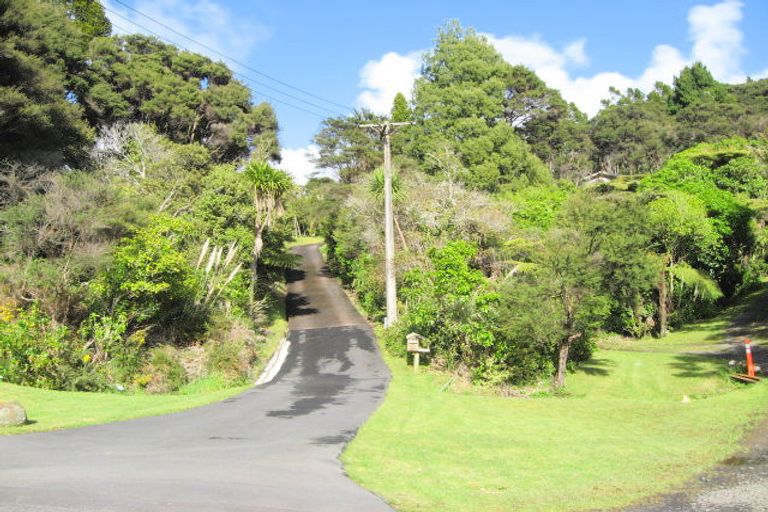Photo of property in 72 Rauhuia Crescent, Parau, Auckland, 0604