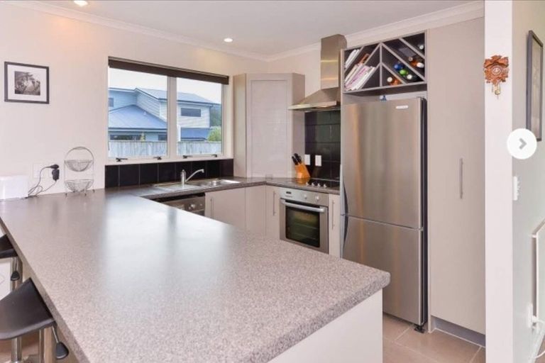 Photo of property in 31 Mcewen Crescent, Riverstone Terraces, Upper Hutt, 5018