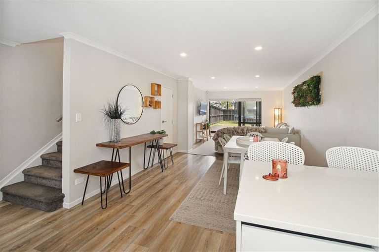 Photo of property in 8b Lumbarda Drive, Kumeu, 0810