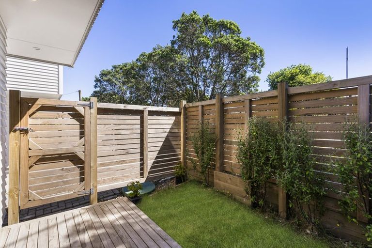 Photo of property in 423 Glenfield Road, Glenfield, Auckland, 0629