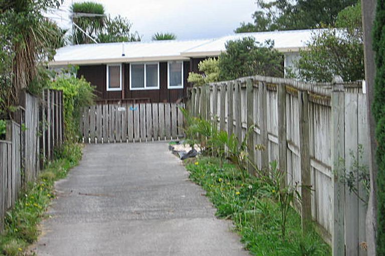 Photo of property in 6 Madigan Place, Glendene, Auckland, 0602
