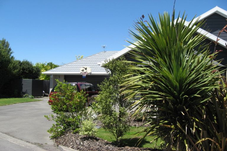 Photo of property in 27 Brockhall Lane, Avonhead, Christchurch, 8042