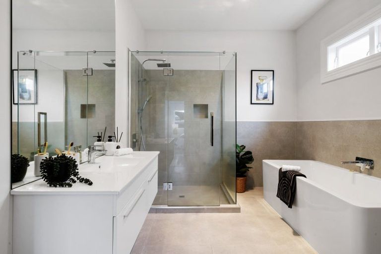 Photo of property in 132 Forest Lake Road, Forest Lake, Hamilton, 3200