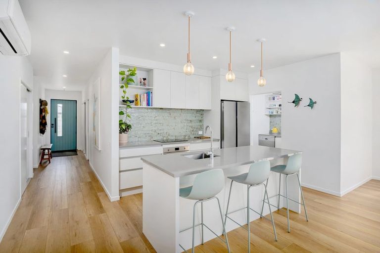 Photo of property in 10 Palm Drive, Whitianga, 3510