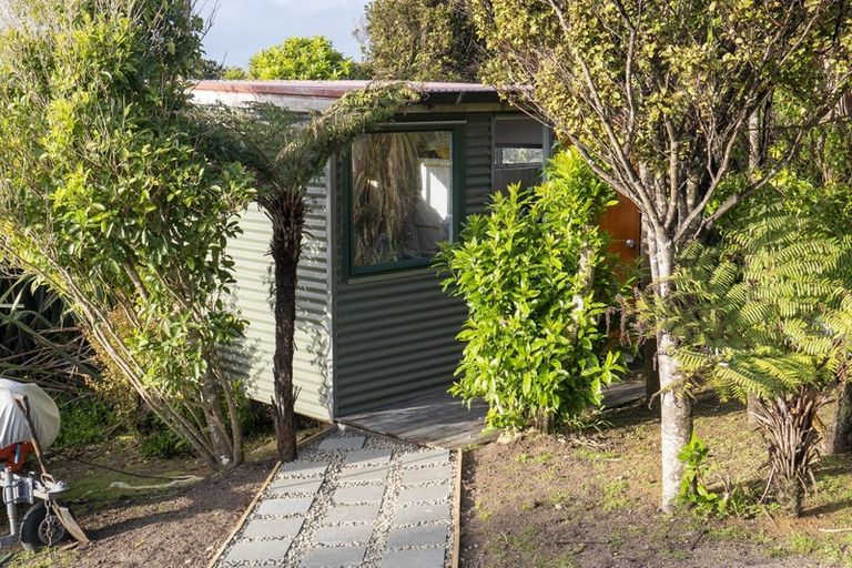 Photo of property in 14 Log Race Road, Piha, New Lynn, 0772