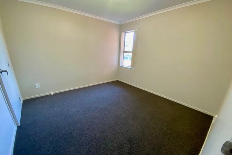 Photo of property in 10 Burton's Drive, Swanson, Auckland, 0614