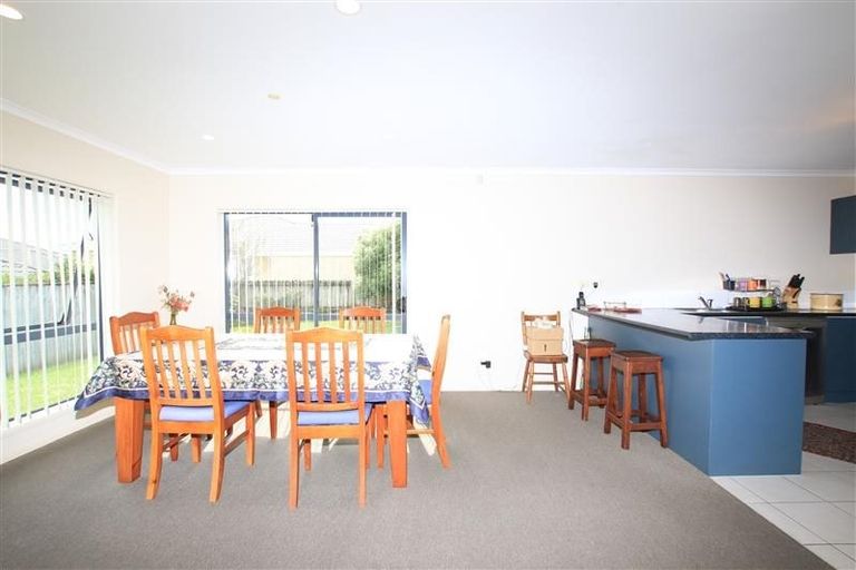 Photo of property in 15 Toledo Avenue, Henderson, Auckland, 0612