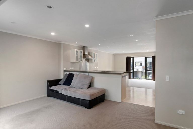 Photo of property in Te Kakariki Apartments, 2/2 Wellington Road, Paekakariki, 5034