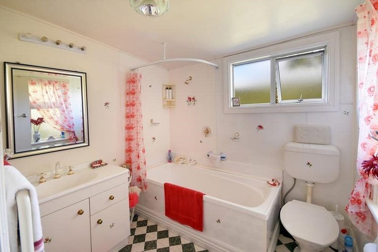 Photo of property in 7 Castle Street, Waihola, Milton, 9073