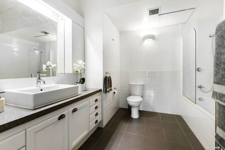 Photo of property in Westminster Court, 4h/5 Parliament Street, Auckland Central, Auckland, 1010