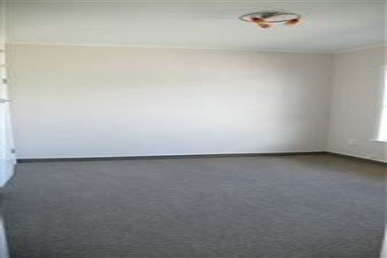 Photo of property in 1/1 Waratah Street, Birkenhead, Auckland, 0626