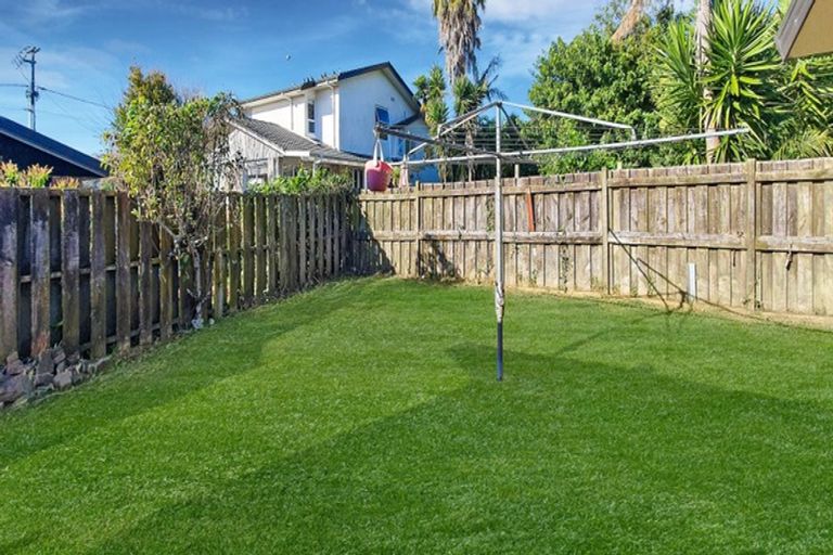Photo of property in 7b Harrybrook Road, Green Bay, Auckland, 0604