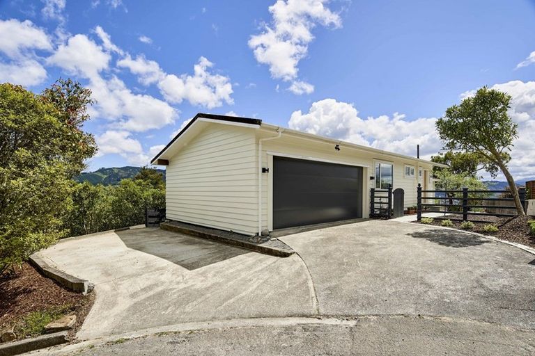 Photo of property in 16 Raynham Way, Silverstream, Upper Hutt, 5019