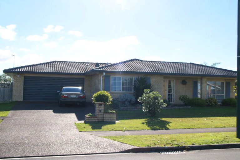 Photo of property in 7 John Lister Close, Golflands, Auckland, 2013