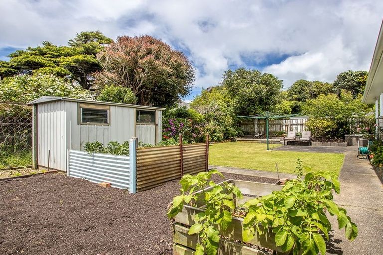 Photo of property in 14 Robert Street, Newlands, Wellington, 6037