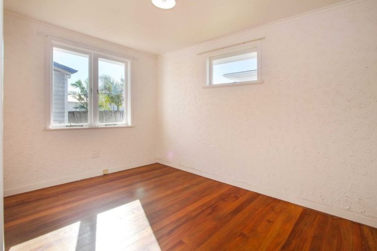 Photo of property in 29 Sylvan Crescent, Te Atatu South, Auckland, 0610