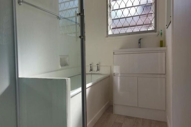 Photo of property in 72 Tiroroa Avenue, Te Atatu South, Auckland, 0610