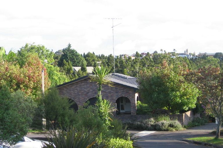 Photo of property in 12 Mosman Place, Chatswood, Auckland, 0626