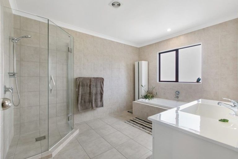 Photo of property in 13 Onemana Way, Te Atatu Peninsula, Auckland, 0610