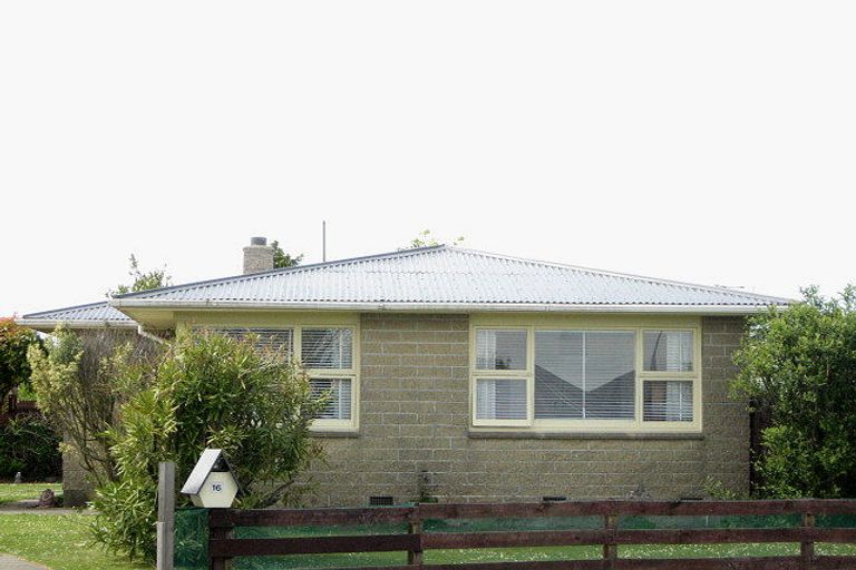 Photo of property in 16 Inca Place, Redwood, Christchurch, 8051