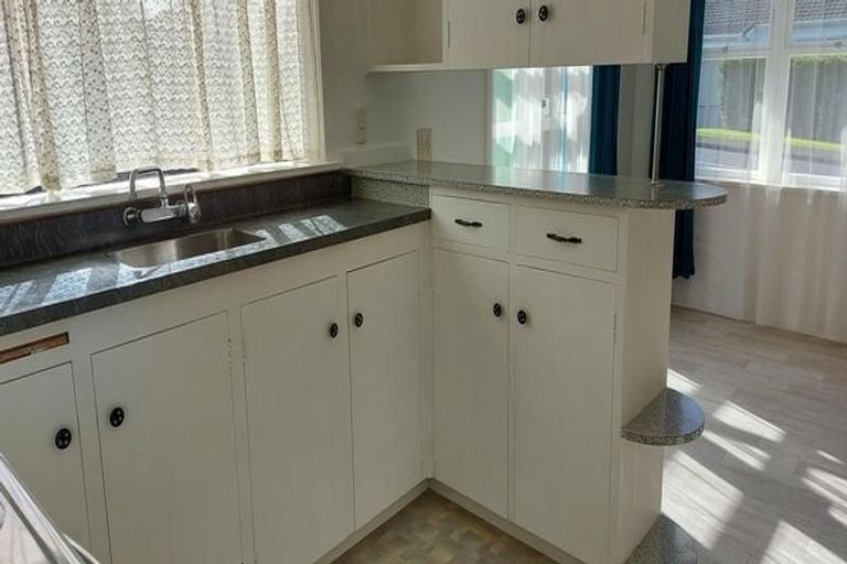 Photo of property in 72 Tiroroa Avenue, Te Atatu South, Auckland, 0610