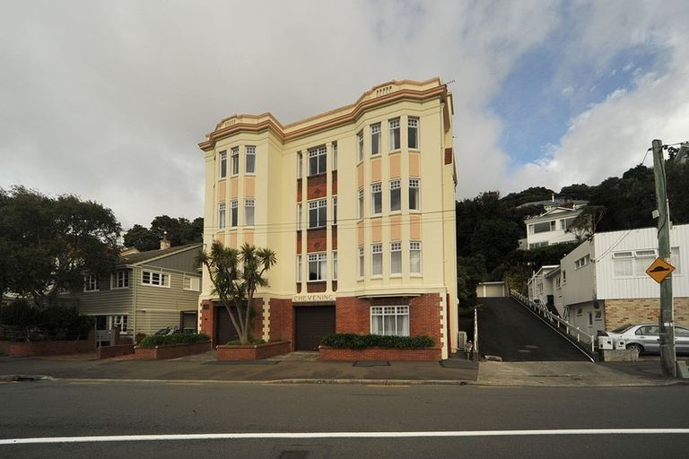 Photo of property in Chevening Flats, 90 Salamanca Road, Kelburn, Wellington, 6012