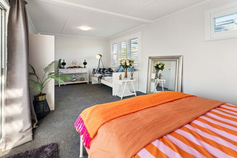 Photo of property in 24 Cobham Crescent, Kelston, Auckland, 0602