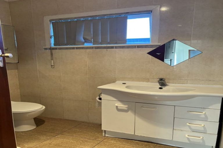 Photo of property in 2/5 Forrest Road, Milford, Auckland, 0620