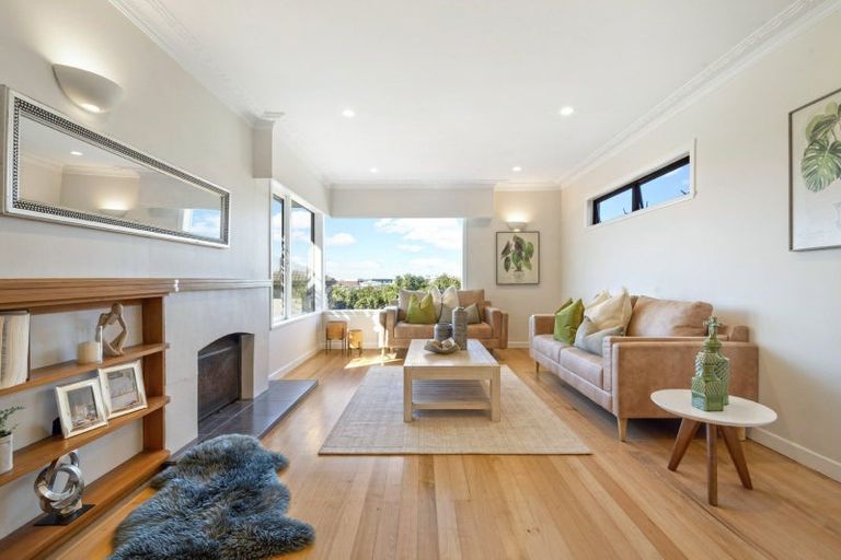 Photo of property in 43 Forrest Hill Road, Milford, Auckland, 0620