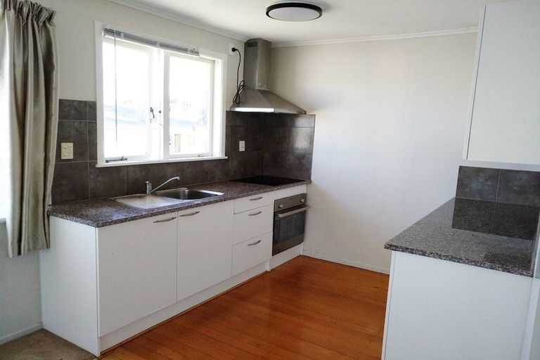 Photo of property in 20a Roberts Road, Te Atatu South, Auckland, 0610